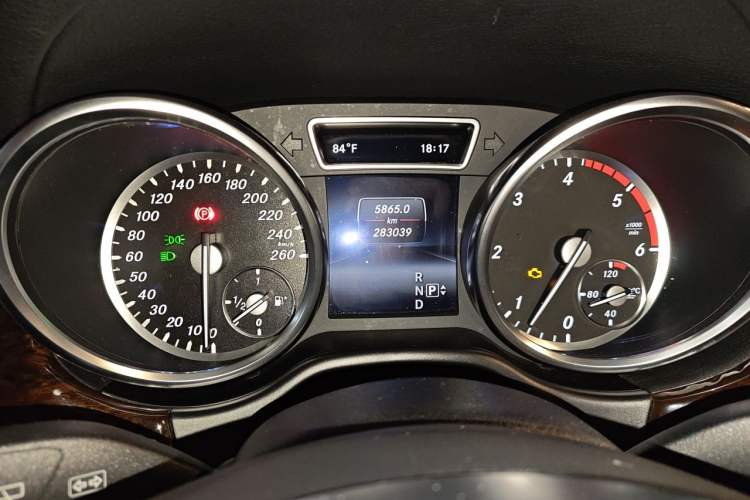 Used Mercedes-Benz GL-Class 2014 GL 350 CDI 4MATIC Odometer Close Up