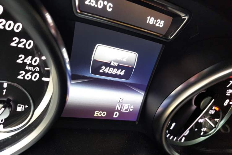 Used Mercedes-Benz GL-Class 2014 GL 400 4MATIC Luxury Model Odometer Close Up