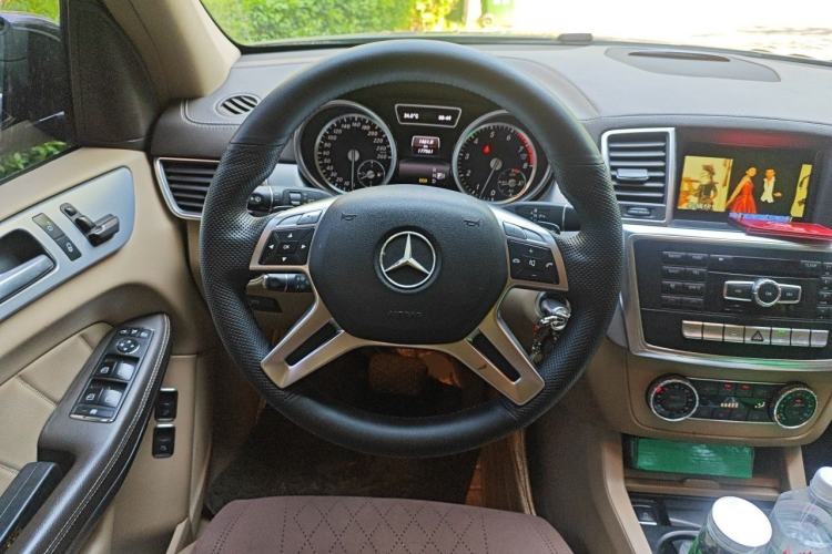 Used Mercedes-Benz GL-Class 2014 GL 400 4MATIC Dynamic Model Steering Wheel
