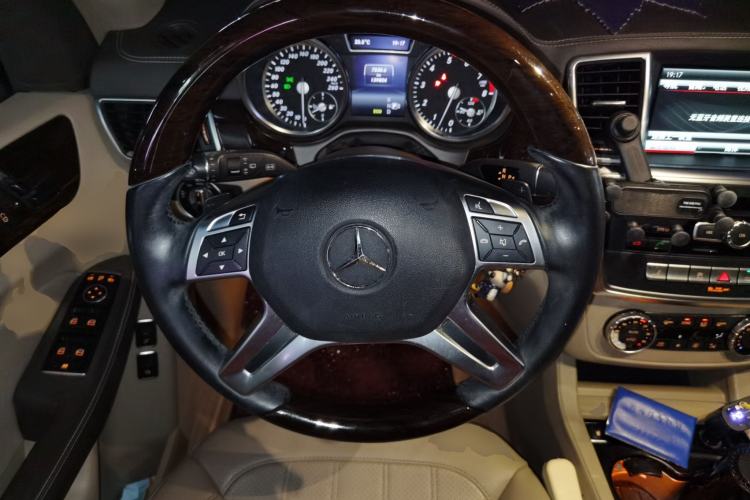 Used Mercedes-Benz GL-Class 2014 GL 400 4MATIC Dynamic Model Steering Wheel
