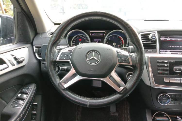Used Mercedes-Benz GL-Class 2014 GL 400 4MATIC Dynamic Model Steering Wheel