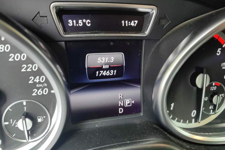 Used Mercedes-Benz GL-Class 2014 GL 350 CDI 4MATIC Odometer Close Up