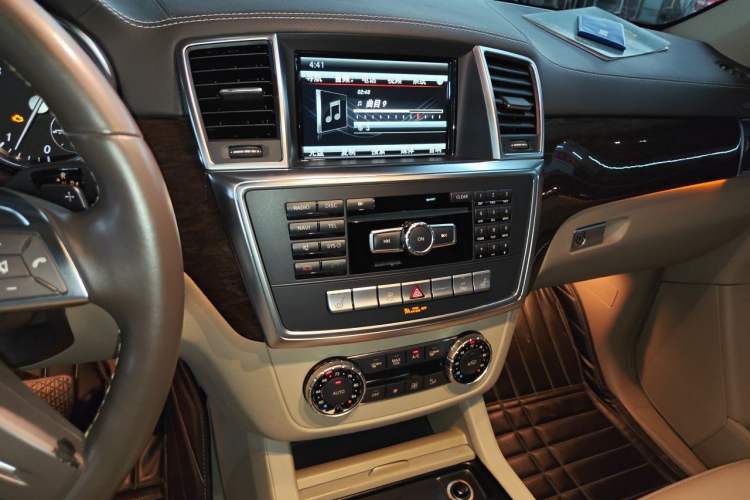 Used Mercedes-Benz GL-Class 2014 GL 350 CDI 4MATIC Audio And AC Panel