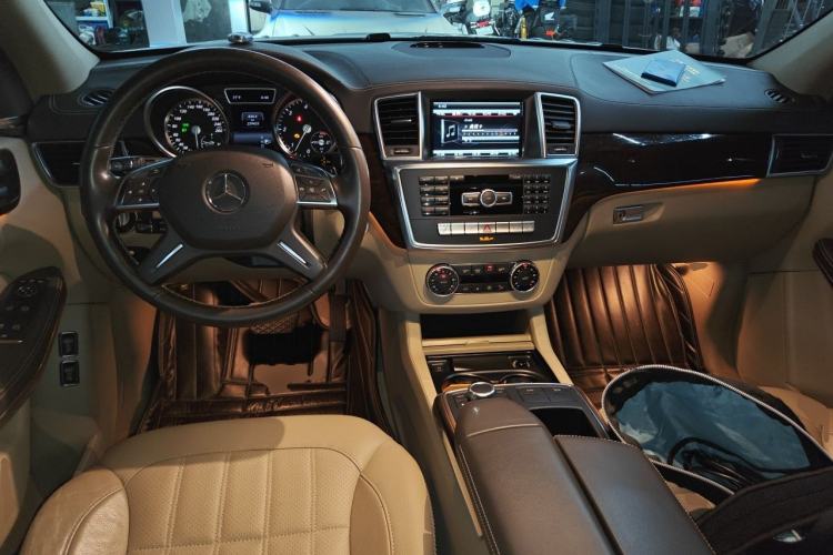 Used Mercedes-Benz GL-Class 2014 GL 350 CDI 4MATIC Center Console