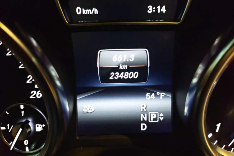 Used Mercedes-Benz GL-Class 2014 GL 350 CDI 4MATIC Odometer Close Up