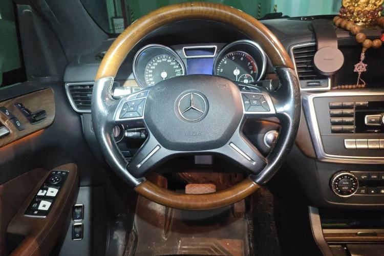 Used Mercedes-Benz GL-Class 2014 GL 400 4MATIC Dynamic Model Steering Wheel