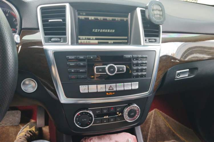 Used Mercedes-Benz GL-Class 2015 GL 400 4MATIC Luxury Model Audio And AC Panel