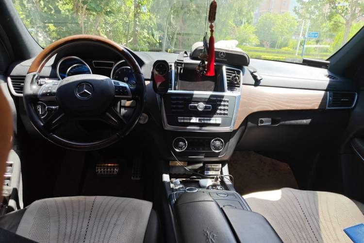Used Mercedes-Benz GL-Class 2015 GL 500 4MATIC Center Console