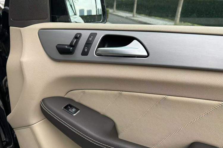 Used Mercedes-Benz GL-Class 2015 GL 400 4MATIC Dynamic Model Interior 1