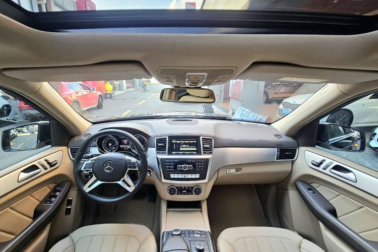 Used Mercedes-Benz GL-Class 2015 GL 400 4MATIC Dynamic Model Interior 1