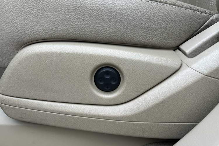 Used Mercedes-Benz GL-Class 2015 GL 400 4MATIC Dynamic Model Interior 11