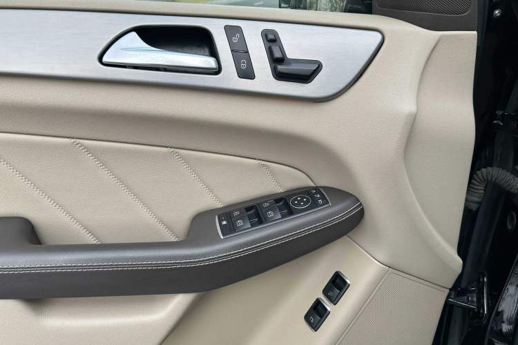 Used Mercedes-Benz GL-Class 2015 GL 400 4MATIC Dynamic Model Interior 12