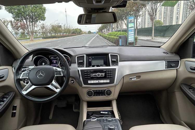 Used Mercedes-Benz GL-Class 2015 GL 400 4MATIC Dynamic Model Interior 2