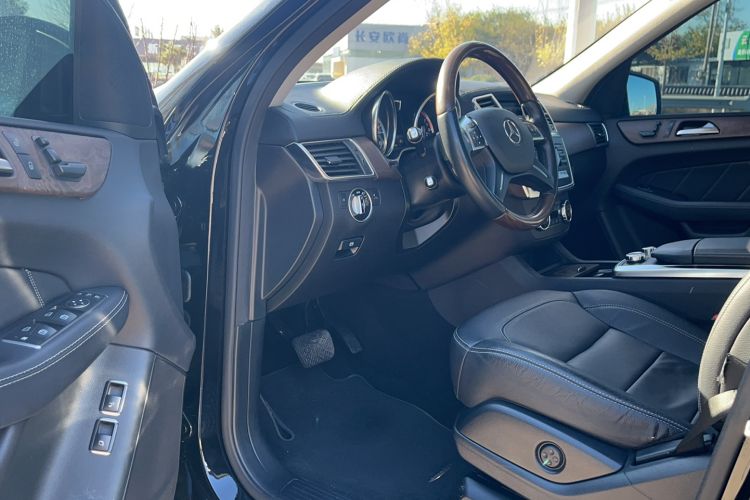 Used Mercedes-Benz GL-Class 2015 GL 400 4MATIC Luxury Model Interior 2