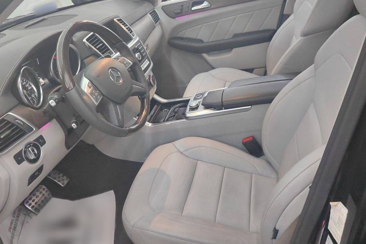 Used Mercedes-Benz GL-Class 2015 GL 400 4MATIC Luxury Model Interior 2