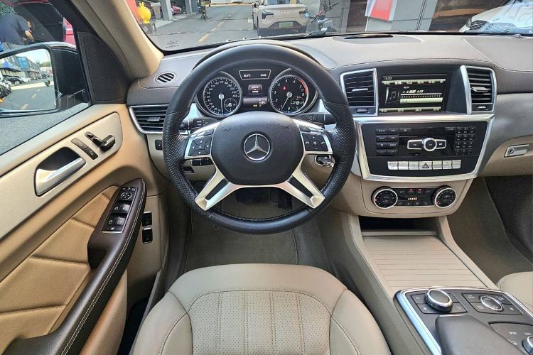 Used Mercedes-Benz GL-Class 2015 GL 400 4MATIC Dynamic Model Interior 2