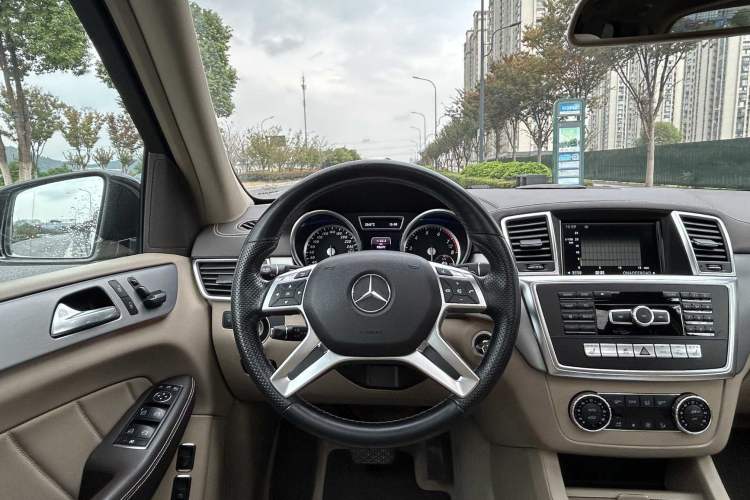 Used Mercedes-Benz GL-Class 2015 GL 400 4MATIC Dynamic Model Interior 3
