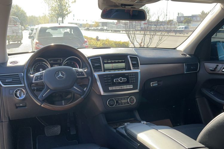Used Mercedes-Benz GL-Class 2015 GL 400 4MATIC Luxury Model Interior 3