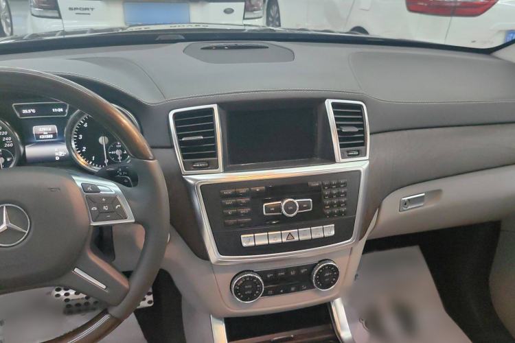 Used Mercedes-Benz GL-Class 2015 GL 400 4MATIC Luxury Model Interior 3