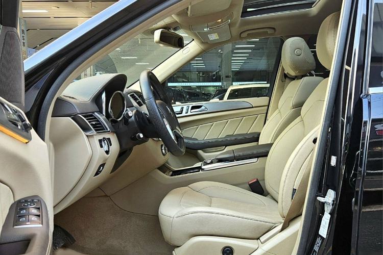 Used Mercedes-Benz GL-Class 2015 GL 400 4MATIC Dynamic Model Interior 4