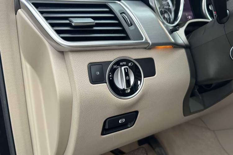 Used Mercedes-Benz GL-Class 2015 GL 400 4MATIC Dynamic Model Interior 8