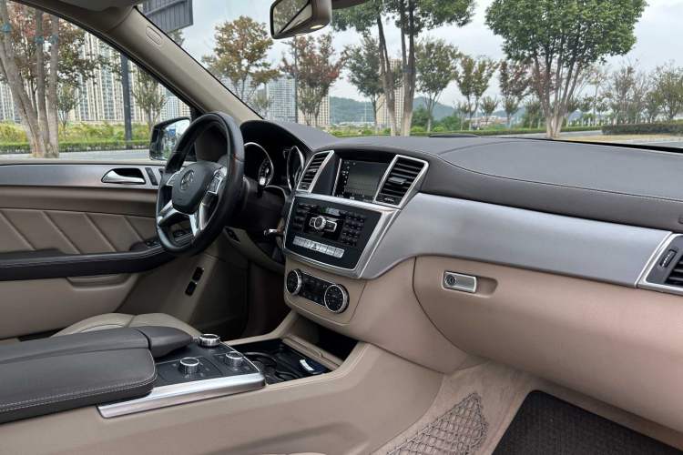 Used Mercedes-Benz GL-Class 2015 GL 400 4MATIC Dynamic Model Interior 9
