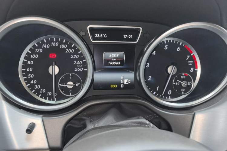 Used Mercedes-Benz GL-Class 2015 GL 400 4MATIC Dynamic Model Odometer Close Up