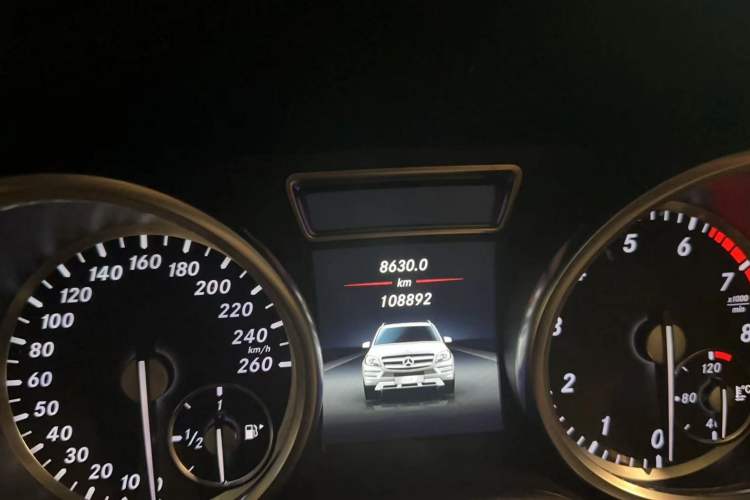 Used Mercedes-Benz GL-Class 2015 GL 400 4MATIC Dynamic Model Odometer Close Up