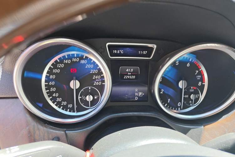 Used Mercedes-Benz GL-Class 2015 GL 500 4MATIC Odometer Close Up
