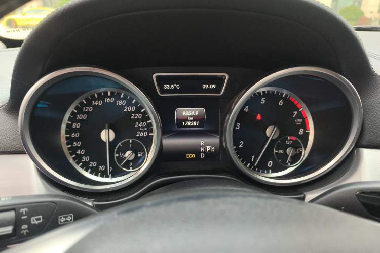 Used Mercedes-Benz GL-Class 2015 GL 400 4MATIC Dynamic Model Odometer Close Up