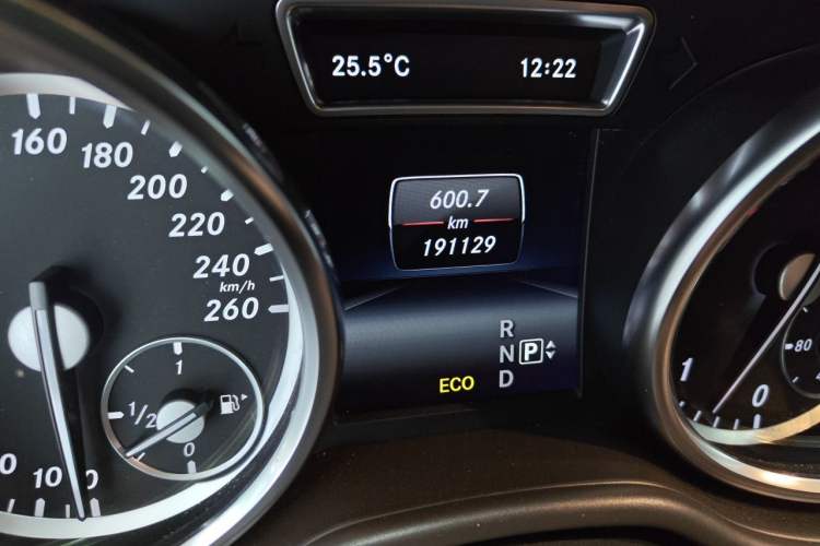 Used Mercedes-Benz GL-Class 2015 GL 350 CDI 4MATIC Odometer Close Up