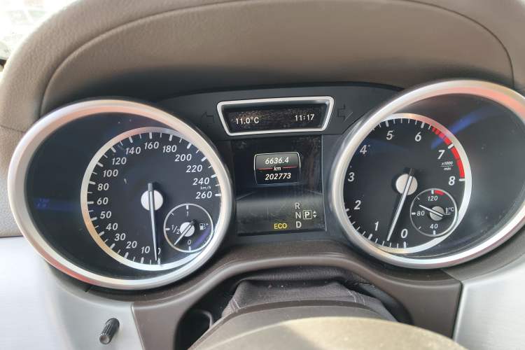 Used Mercedes-Benz GL-Class 2015 GL 400 4MATIC Dynamic Model Odometer Close Up