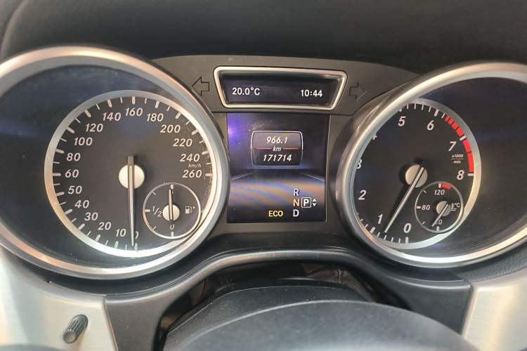 Used Mercedes-Benz GL-Class 2015 GL 400 4MATIC Dynamic Model Odometer Close Up