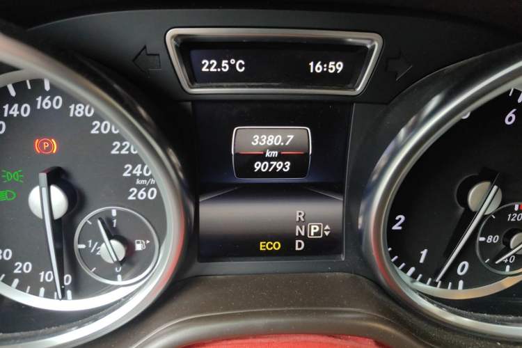 Used Mercedes-Benz GL-Class 2015 GL 400 4MATIC Dynamic Model Odometer Close Up