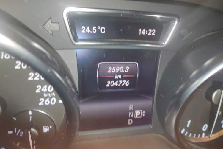 Used Mercedes-Benz GL-Class 2015 GL 400 4MATIC Dynamic Model Odometer Close Up