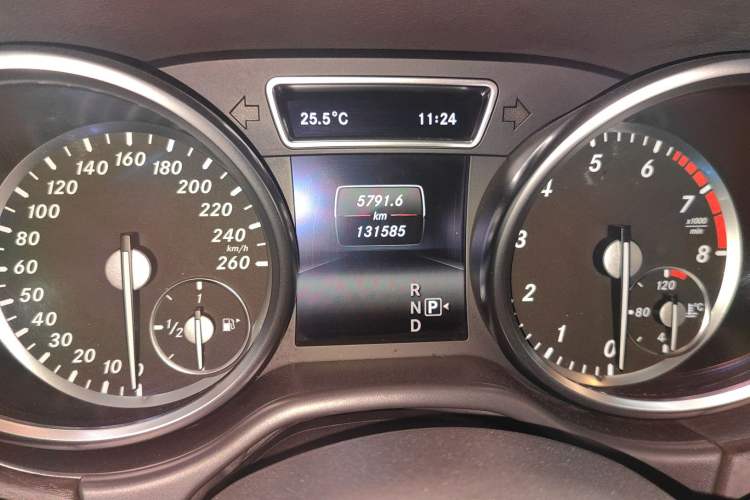 Used Mercedes-Benz GL-Class 2015 GL 400 4MATIC Luxury Model Odometer Close Up