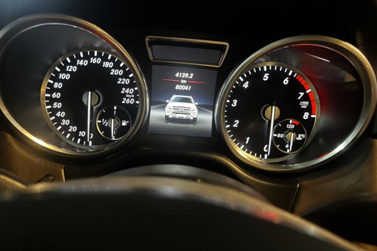 Used Mercedes-Benz GL-Class 2015 GL 500 4MATIC Odometer Close Up
