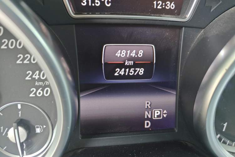 Used Mercedes-Benz GL-Class 2015 GL 400 4MATIC Dynamic Model Odometer Close Up