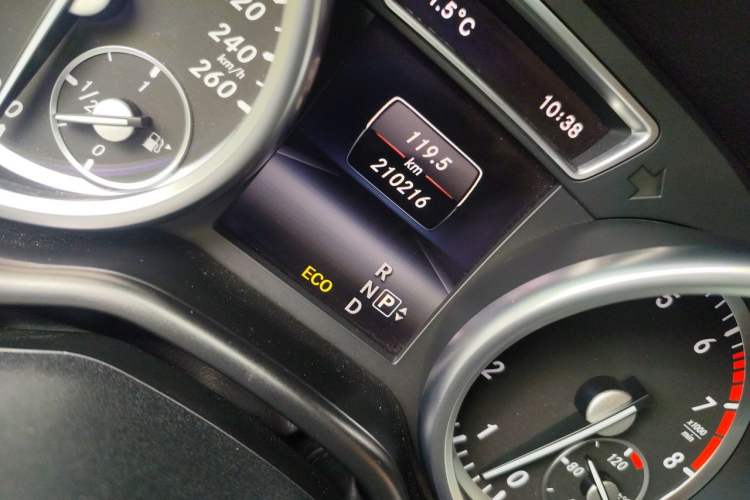 Used Mercedes-Benz GL-Class 2015 GL 500 4MATIC Odometer Close Up