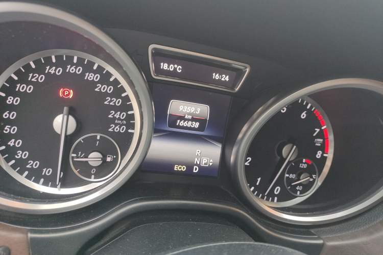 Used Mercedes-Benz GL-Class 2015 GL 400 4MATIC Luxury Model Odometer Close Up