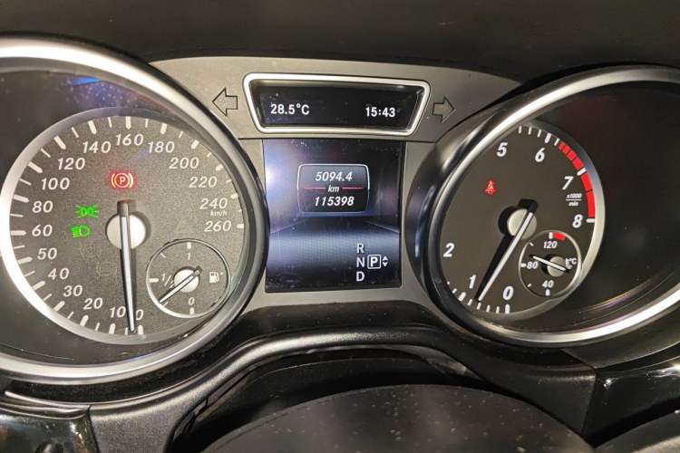Used Mercedes-Benz GL-Class  Odometer Close Up