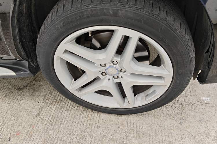 Used Mercedes-Benz GL-Class  Right Front Wheel Hub