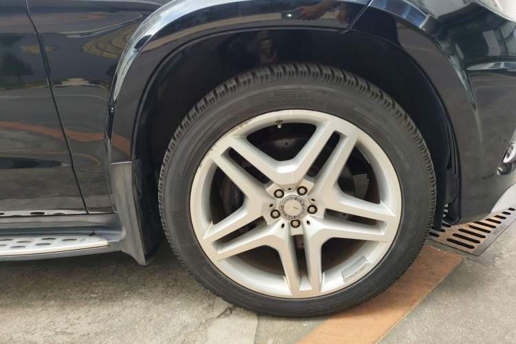 Used Mercedes-Benz GL-Class 2015 GL 500 4MATIC Right Front Wheel Hub