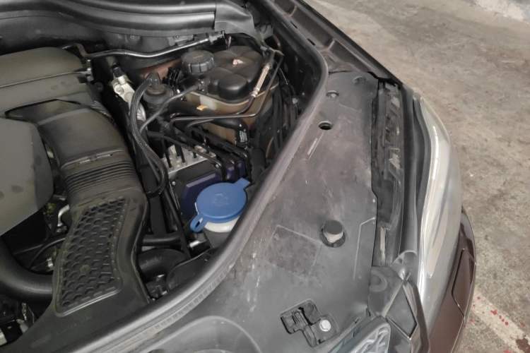 Used Mercedes-Benz GL-Class  Engine Bay Left