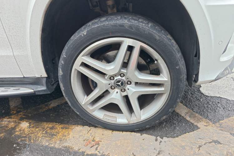 Used Mercedes-Benz GL-Class  Right Front Wheel Hub