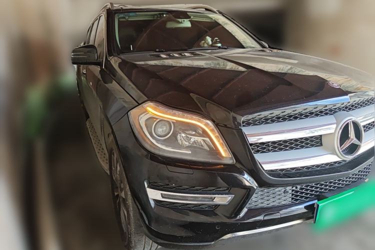Used Mercedes-Benz GL-Class  Front Right 45 Deg