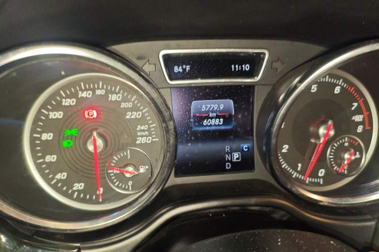 Used Mercedes-Benz GL-Class  Odometer Close Up