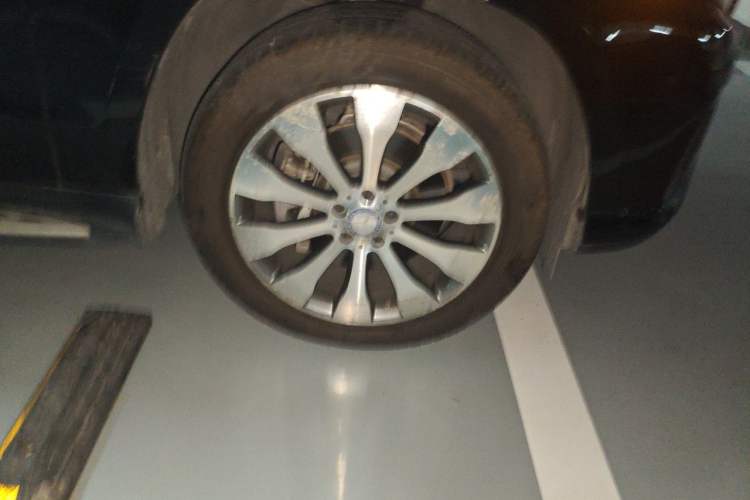 Used Mercedes-Benz GL-Class  Right Front Wheel Hub