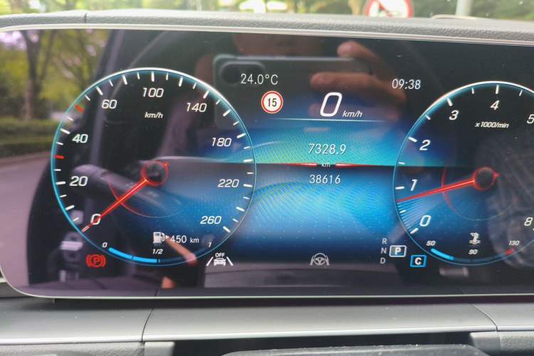 Used Mercedes-Benz GL-Class  Odometer Close Up