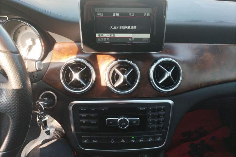 Used Mercedes-Benz GLA 2015 GLA 260 4MATIC Sport Edition Audio And AC Panel